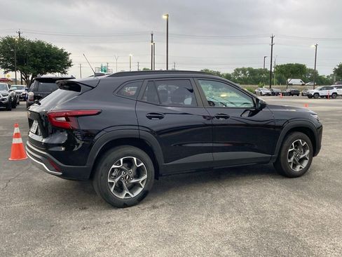 Used 2025 Chevrolet Trax LT image 4