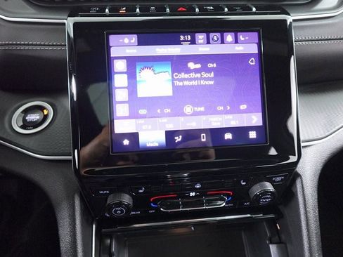 New 2025 Jeep Grand Cherokee Altitude image 17