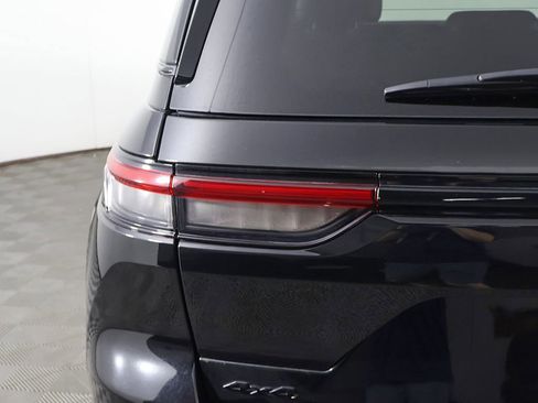 Used 2023 Jeep Grand Cherokee Limited w/ Black Appearance Package AWD/4WD image 16