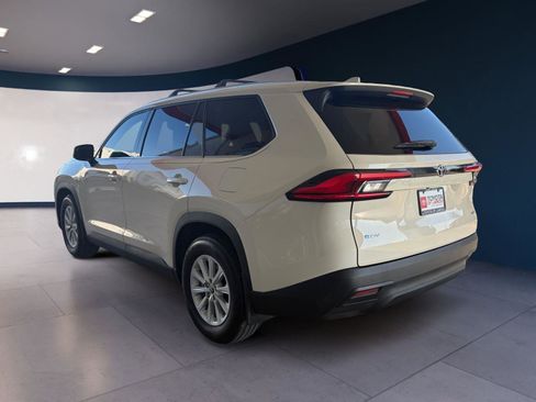 Used 2024 Toyota Grand Highlander XLE image 3