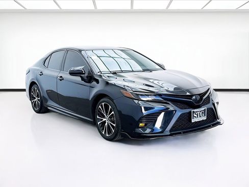Used 2019 Toyota Camry SE FWD image 3