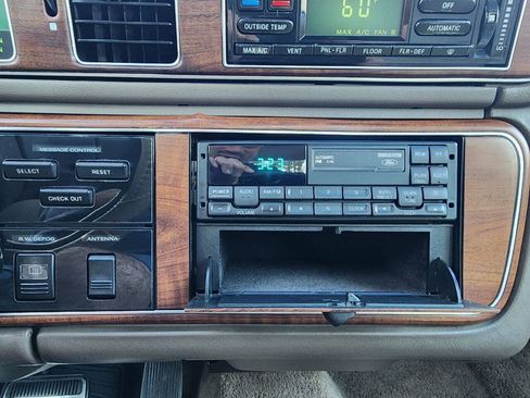 Used 1988 Lincoln Continental Signature FWD image 34