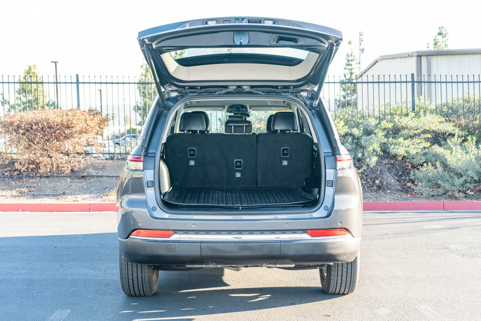 Used 2022 Jeep Grand Cherokee Limited w/ Trailer Tow Prep Group (B) RWD image 22