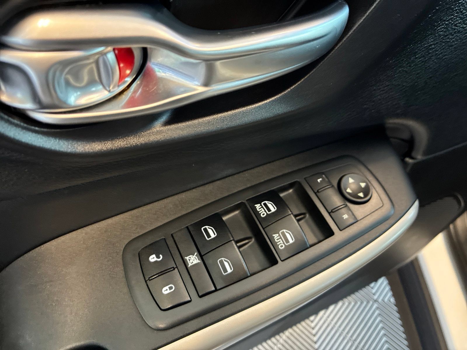 Used 2017 Jeep Cherokee Limited AWD/4WD image 14