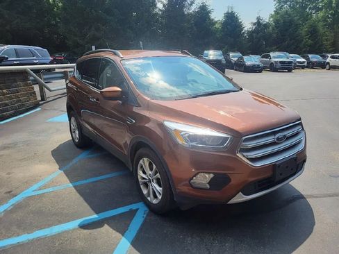 Used 2017 Ford Escape SE w/ Equipment Group 201A FWD image 2