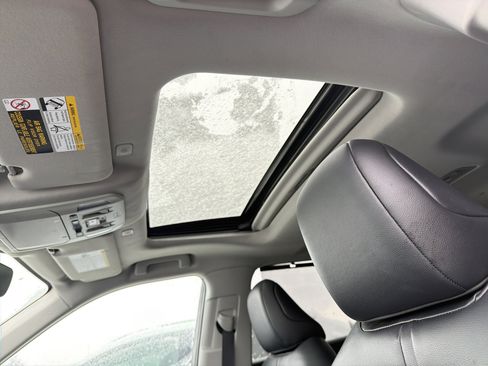 Used 2023 Toyota Highlander XLE image 24