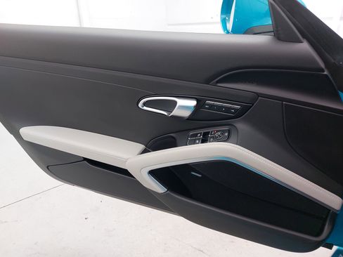 Used 2018 Porsche 718 Boxster image 23