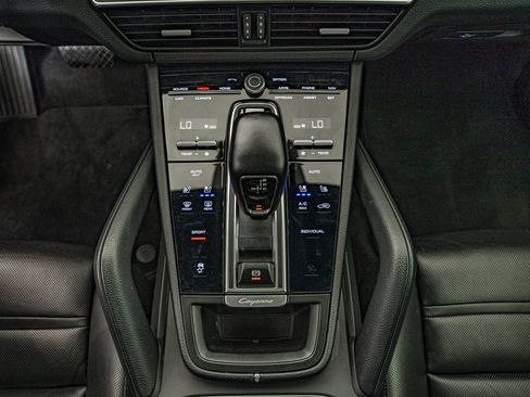Certified 2023 Porsche Cayenne Platinum Edition AWD/4WD image 37