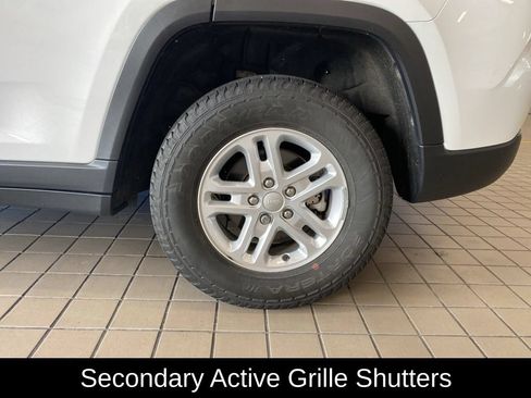 Used 2023 Jeep Grand Cherokee Laredo w/ Luxury Tech Group I AWD/4WD image 21