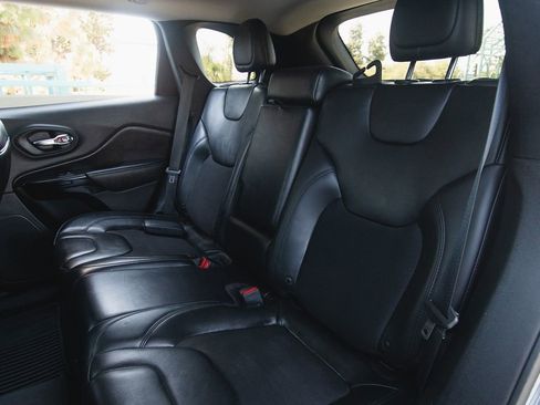 Used 2019 Jeep Cherokee Latitude Plus image 11