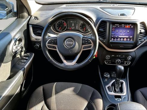 Used 2017 Jeep Cherokee Latitude w/ Cold Weather Group image 9