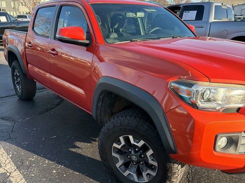 Used 2017 Toyota Tacoma TRD Sport image 1