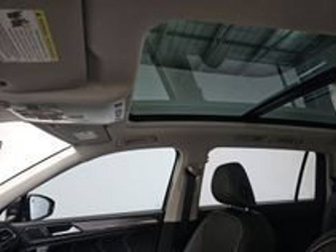 Used 2023 Volkswagen Tiguan SE w/ Panoramic Sunroof Package FWD image 24