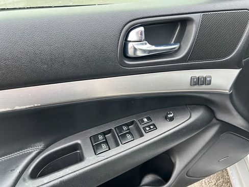 Used 2010 INFINITI G37 Journey w/ Premium Pkg image 30