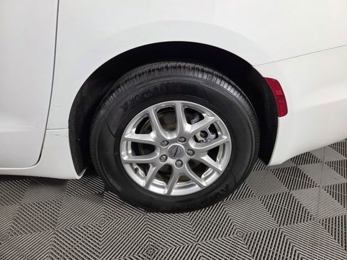 Certified 2024 Chrysler Pacifica Touring-L image 24