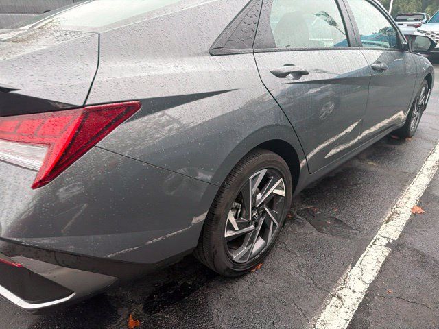 Used 2025 Hyundai Elantra SEL FWD image 11