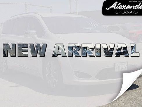Used 2017 Chrysler Pacifica Limited w/ UConnect Theater Package FWD image 1