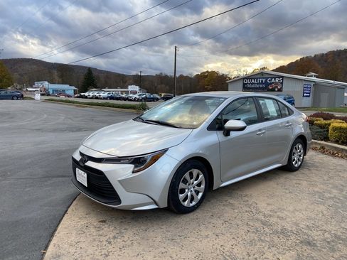 Used 2024 Toyota Corolla LE image 3