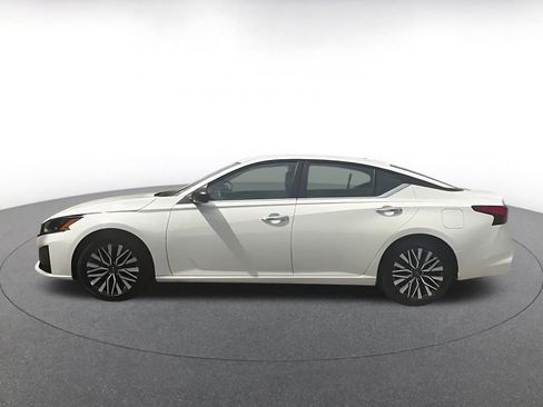 Used 2025 Nissan Altima 2.5 SV image 10