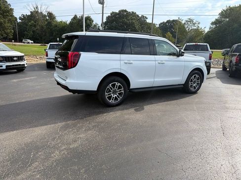 Used 2025 Ford Expedition Active RWD image 3