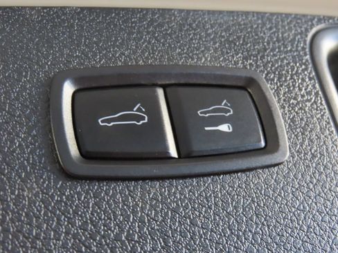 Certified 2022 Porsche Macan AWD/4WD image 47