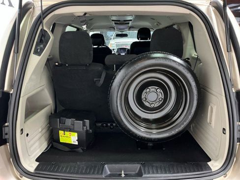 Used 2014 Chrysler Town & Country Touring image 8