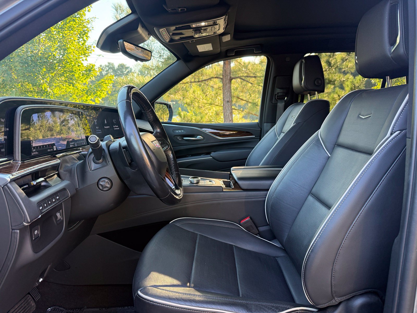 Used 2022 Cadillac Escalade Premium Luxury AWD/4WD image 35