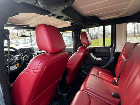 Used 2013 Jeep Wrangler Unlimited Rubicon image 23