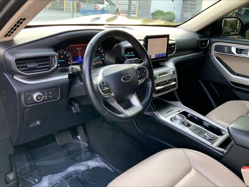 Used 2021 Ford Explorer XLT w/ Equipment Group 202A AWD/4WD image 17