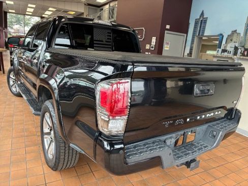 Used 2019 Toyota Tacoma Limited image 5