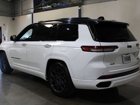 Used 2023 Jeep Grand Cherokee L Summit w/ High Altitude Package image 10