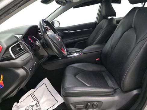 Used 2019 Toyota Camry XSE w/ Navigation Package FWD image 6