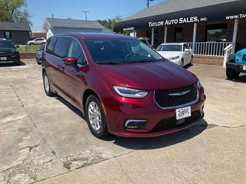 Used 2023 Chrysler Pacifica Touring-L FWD image 1