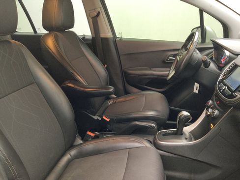 Used 2017 Chevrolet Trax LT w/ LT Convenience Package FWD image 21