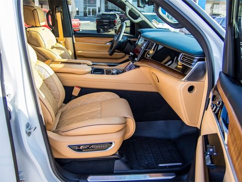 Used 2024 Jeep Grand Wagoneer Series III w/ HD Trailer Tow Package image 16