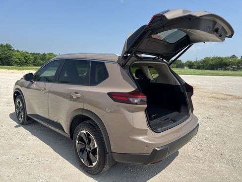 Used 2024 Nissan Rogue SV w/ SV Premium Package FWD image 3