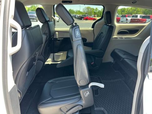 Used 2024 Chrysler Pacifica Touring-L FWD image 5
