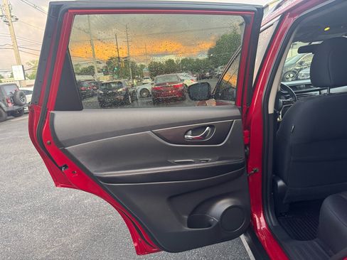 Used 2017 Nissan Rogue SV image 18