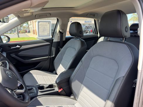 Used 2025 Volkswagen Jetta SE FWD image 8