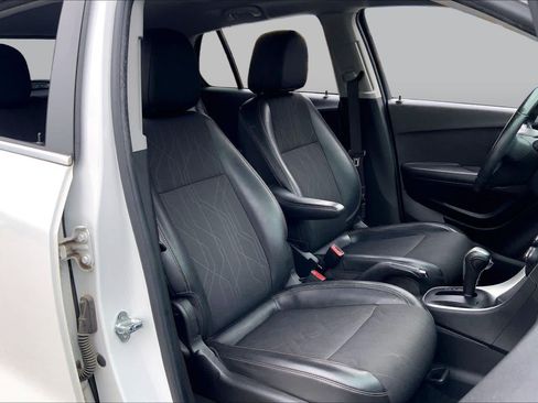 Used 2019 Chevrolet Trax LT w/ LT Convenience Package AWD/4WD image 9