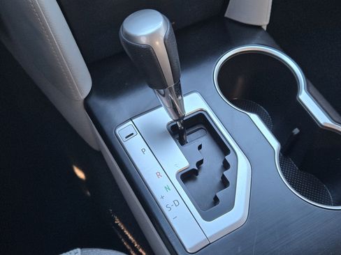 Used 2014 Toyota Camry LE image 25