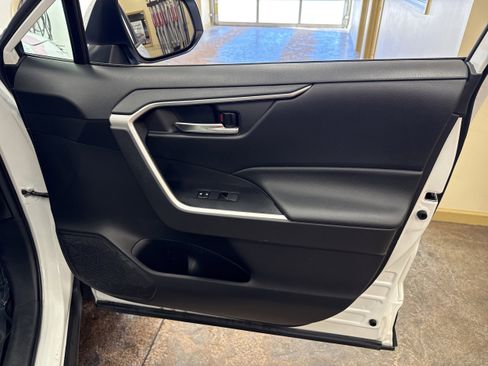 Used 2021 Toyota RAV4 XLE Premium image 16