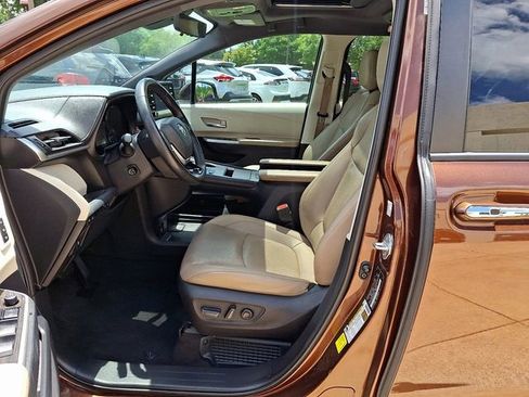 Used 2021 Toyota Sienna Limited image 19