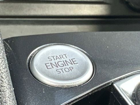 Used 2023 Volkswagen Tiguan SE w/ Panoramic Sunroof Package image 24