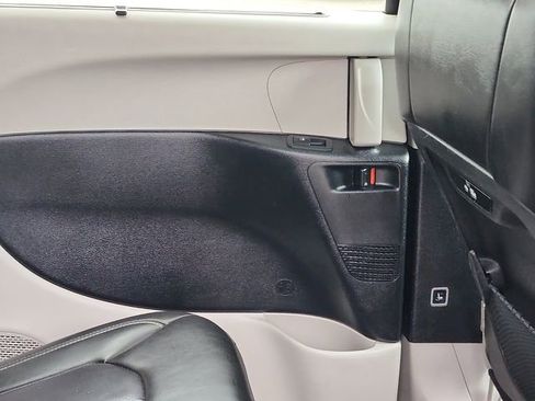 Used 2023 Chrysler Pacifica Touring-L FWD image 32