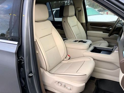 Used 2021 GMC Yukon Denali w/ Denali Premium Package image 8