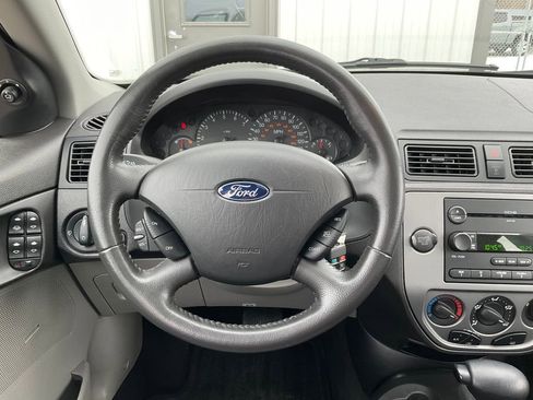 Used 2005 Ford Focus ZX5 Hatchback image 4