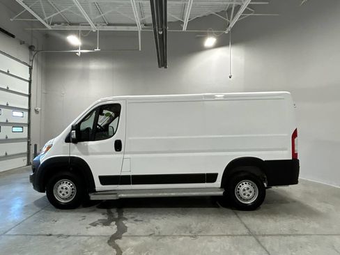 Used 2025 RAM ProMaster 2500 w/ U-Haul Equipment Group FWD image 9
