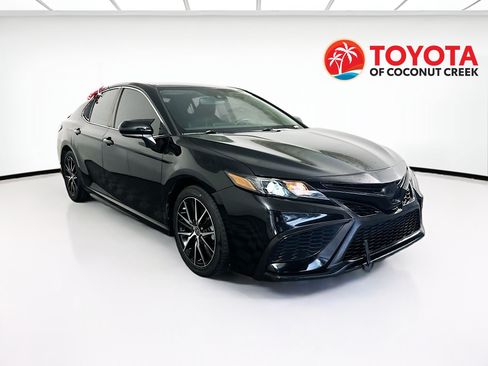 Used 2021 Toyota Camry SE w/ Convenience Package FWD image 1