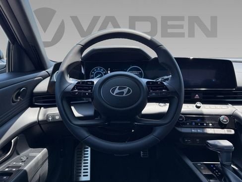 New 2025 Hyundai Elantra SEL image 8